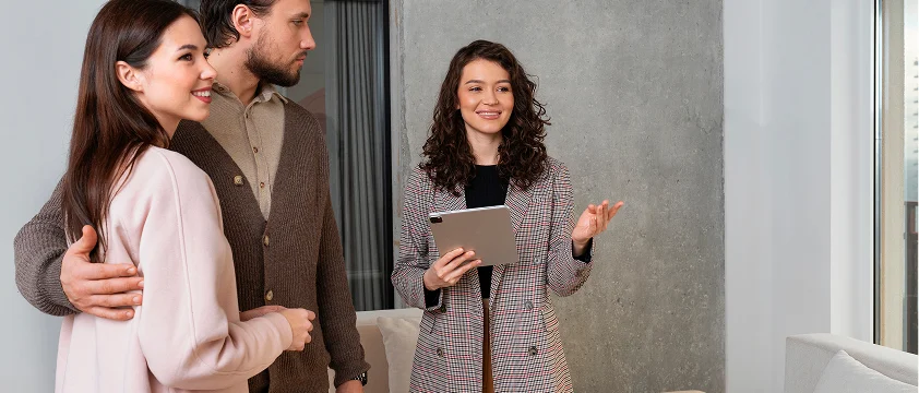 Couple discussing an auction campaign with a consultant